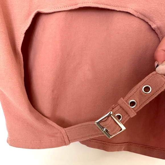 Zine Brianna Rose Buckle Crop T-shirt (size L) - Picture 5 of 6